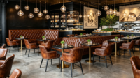 Tables et chaises de restaurant en bois et cuir microfibre de style industriel de Foshan pour salles privées et espaces privés (vente en gros)