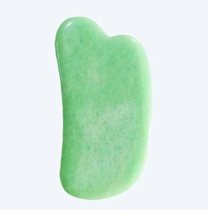 Piedra gua sha de aventurina verde claro en forma de U para el cuerpo - Product Image 1