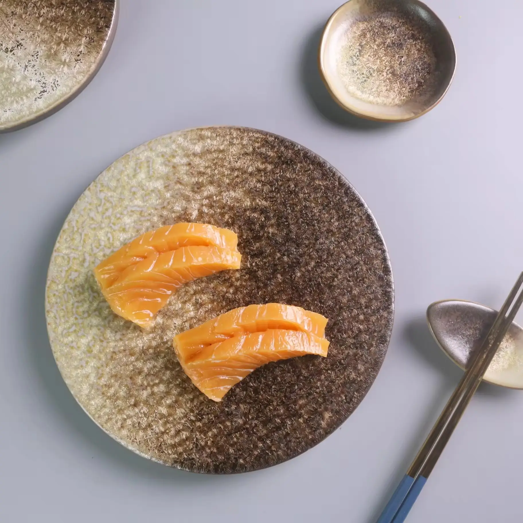 Großhandel modern japanischer Stil einzigartiges braunes Porzellan Steingut Geschirr runde Teller Sushi Keramikteller für Nachtisch