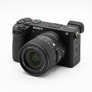 Appareil photo compact et léger <span class=keywords><strong>Sony</strong></span> Alpha 6700 A6700 d'occasion en gros avec objectif Sigma 18-50mm f/<span class=keywords><strong>2</strong></span>.8, 26MP, 4K 120p – Idéal pour la photographie de voyage - Product Image 1