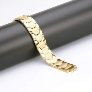 Bracelet magnétique à motif hexagonal pour hommes |   Bracelet énergétique en acier inoxydable plaqué or PVD |   Bijoux de sport de football - Product Image 5