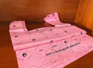 ถุงช้อปปิ้งเสื้อยืดทำจากแป้งข้าวโพดสีชมพู ย่อยสลายได้ 100% - Product Image 2
