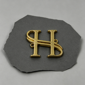 Plaques de Marque Minimalistes en Alliage de Zinc Plaqué Or avec Logo en Relief pour Sacs à Main et Accessoires Vestimentaires - Product Image 4
