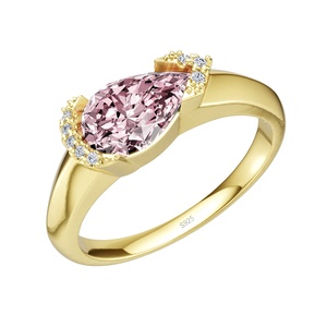Anello da Sposa Originale di Alta Gioielleria per Donna in Argento 925 Placcato Oro con Gemma di Zirconia Cubica Rosa a Pera dal Design Unico e Minimalista - Product Image 2