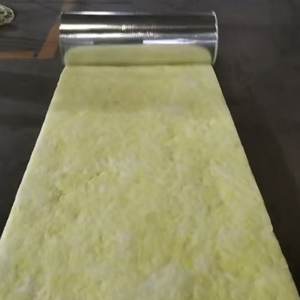 Couverture isolante en <span class=keywords><strong>laine</strong></span> <span class=keywords><strong>de</strong></span> <span class=keywords><strong>verre</strong></span> <span class=keywords><strong>de</strong></span> haute qualité <span class=keywords><strong>de</strong></span> <span class=keywords><strong>100mm</strong></span> d'épaisseur excellente <span class=keywords><strong>isolation</strong></span> thermique pour les toits <span class=keywords><strong>de</strong></span> murs d'entrepôt en fibre <span class=keywords><strong>de</strong></span> <span class=keywords><strong>verre</strong></span> - Product Image 2