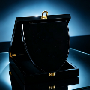 Boîte à bijoux de luxe en bois laqué avec support intérieur incurvé et quincaillerie dorée pour collier long, étui de présentation cadeau - Product Image 4