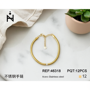 Bracciale a Polsino Nina in Acciaio Inossidabile Placcato Oro, Gioiello Minimalista alla Moda per Donne - Product Image 4