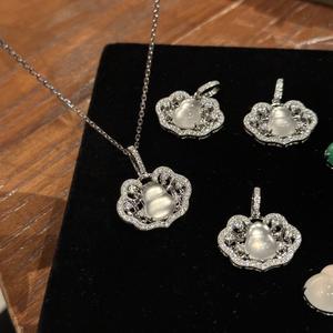 Collar con Colgante de Plata Pura S925, Estilo Palacio Retro, Trébol de Cuatro Hojas Blanco de Alta Gama, Relieve Geométrico de Lujo Ligero - Product Image 1