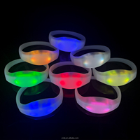 Bracelet LED Lumineux Vibrant pour Concerts et Événements, Télécommandé et Activé par le Son, Personnalisable