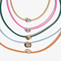 Collier court en acier inoxydable minimaliste pour femme avec grand zircon ovale et bracelet en cuir multicolore plaqué or 14 carats