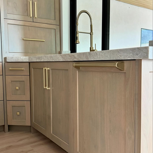 خزائن مطبخ حديثة بتصميم شيكر من خشب البلوط الصلب بلون أسود بلمعة الساتان مع سطح رخامي متباين للاستخدام في الشقق مع مفصلات حوض - Product Image 6