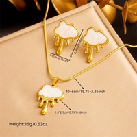 Ensemble de bijoux en acier inoxydable étanche pour femmes collier de nuage de pluie en coquille blanche de lave irrégulière clou d'oreille plaqué or Unique