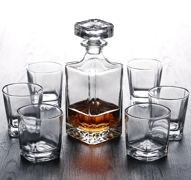 Logo kustom ukir 26oz kristal kaca wiski dekanter dan kacamata batu untuk minuman keras wiski Bourbon dalam Set kotak hadiah