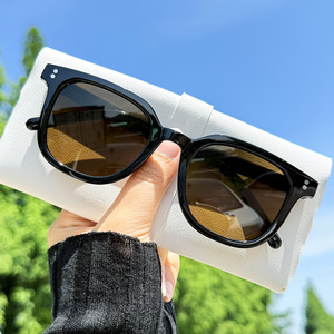 Sunset Gradient Black Framed Brown Gafas de Sol para hombres Mujeres Cuidadosamente seleccionado Peso ligero Logotipo personalizado Factory Oatlet - Product Image 2