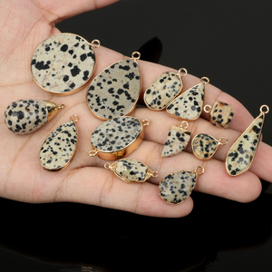 Colgante de piedra de jaspe dálmata natural, abalorios de moda chapados en oro para collar, fabricación artesanal de joyería - Product Image 2