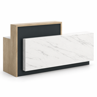 Bureau d'accueil d'entreprise moderne avec panneau frontal aspect marbre blanc et base foncée, mobilier de hall commercial pour usage de bureau moderne