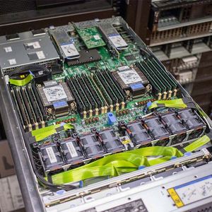 คอนโทรลเลอร์ ThinkSystem SR630 V2 ความหนาแน่นสูง 9350-8i |   ช่องใส่ 8SFF |   กำลังไฟรวม 3600 วัตต์ |   แบบติดตั้งบนแร็ค 1U |   64GB DDR4 |   3 ปี - Product Image 6
