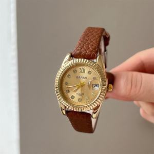 Un reloj redondo de estilo retro para mujer, que exuda un lujo ligero y un encanto de nicho. Es una mujer vintage, versátil y de piel clara. - Product Image 2