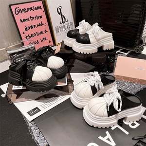 Mocasines de moda para mujer con plataforma gruesa y tiras, zuecos elegantes de cuero con suela de goma y tiras decorativas - Product Image 4