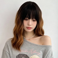 Perruque complète pour femme, style naturel, franges effilées, boucles soyeuses mates couleur rose, franges mi-longues, couches d'air, fabriquée à la machine