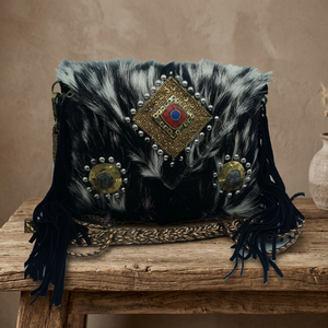 Sac à main bandoulière en fourrure de chèvre noire, fait main par des artisans Banjara, avec pochette en coton, pour femmes - Product Image 2