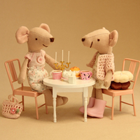 Figurine de souris en tissu faite à la main + mini ensemble de vaisselle-parfait pour maison de poupée et affichage
