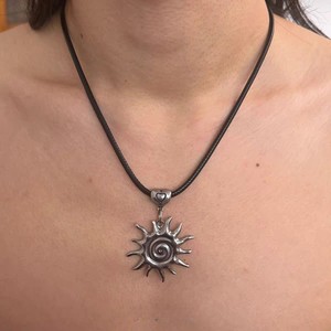 Collier pendentif soleil en forme de cœur en acier titane avec cordon en cuir, style vintage vieilli, bijoux de mode unisexe pour femme, pour le quotidien - Product Image 3