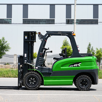 Chariot élévateur électrique de 4 tonnes, certifié CE, adapté aux entrepôts logistiques des centres de distribution.