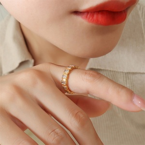 Anillo Redondo Chapado en Oro, Anillo de Acero Inoxidable con Circonita, Producto en Oferta - Product Image 2