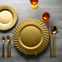 Assiettes de présentation de luxe en plastique PP doré de 13 pouces, durables, à bord festonné, pour la décoration de tables de mariage et de fêtes