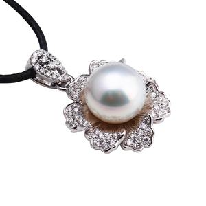 Venta al por mayor personalizado diamante cobre chapado en oro collar de perlas naturales colgantes encantadora flor perla plata colgante encantos para mujeres - Product Image 2