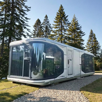 Capsule spatiale préfabriquée moderne pour l'extérieur, idéale pour les écoles, les hôtels, et les tentes mobiles – Design graphique inclus