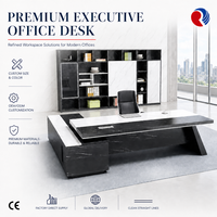 Bureau de direction moderne en forme de L avec finition aspect marbre, pieds inclinés et armoire latérale, personnalisation OEM/ODM