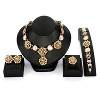 Nouvel ensemble de bijoux pour femme en laiton orné de cristaux et strass, collier, boucles d'oreilles, bague, bracelet, cadeau de mode exquis