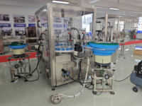 Machine de remplissage de parfum entièrement automatique, ligne de remplissage de parfum avec lavage, sertissage et bouchage pour flacons en verre