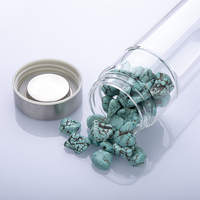 Bouteille d'eau en verre avec pierres roulées de turquoise, améthyste et quartz rose, idéale pour la guérison et comme cadeau – Vente en gros