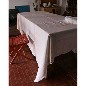 Mantel Rectangular de Lino Blanco Catiacingolani con Patrones Bordados e Impresos con Inserciones de Lentejuelas y Crochet para Hoteles - Product Image 1