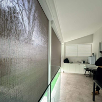 Stores à enroulement coupe-vent haute performance avec écran zippé et tissu résistant aux chocs pour la protection des patios et des terrasses