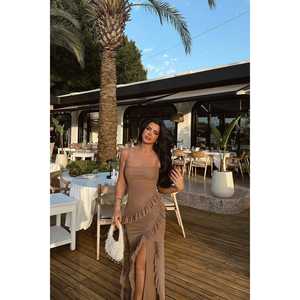 Robe de soirée longue Astrid Mink, robe de bal chic avec col rond, taille empire, longueur au sol avec fente pour les occasions de fête - Product Image 4