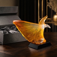 Sculpture moderne en résine transparente jaune en forme d'aile d'aigle avec base noire pour la décoration de table de salon et cadeau d'art de pendaison de crémaillère