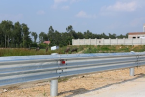Barrières de sécurité en acier robustes pour la sécurité des autoroutes et des voies express, système de barrières anti-collision avec finition galvanisée résistante aux intempéries - Product Image 2