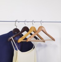 Cintres en bois de hêtre de luxe du fabricant cintres en bois personnalisés avec barre de pantalon antidérapante