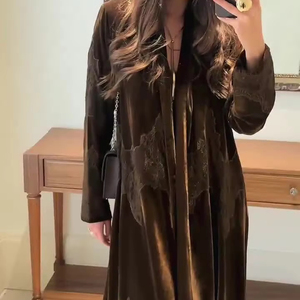 Abaya à manches longues avec bordure en dentelle, motif contrastant <span class=keywords><strong>noir</strong></span> <span class=keywords><strong>et</strong></span> <span class=keywords><strong>blanc</strong></span>, broderie moelleuse, style <span class=keywords><strong>kimono</strong></span> ouvert, Abayas musulmanes - Product Image 1