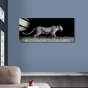 Majestueuze Sprong: De Stille Jagerslakprint Op Canvasdrukkunst - Product Image 5