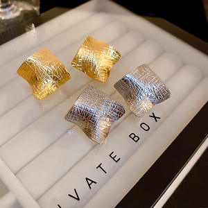 Pendientes de tuerca cuadrados plisados con aguja de plata para mujer, aretes de metal personalizados, temperamento versátil a la moda, venta al por mayor - Product Image 5