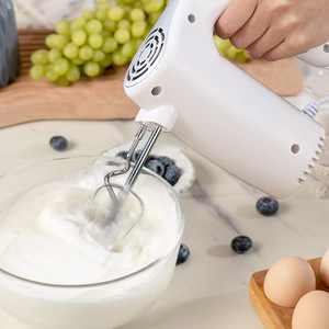 Batteur à main électrique Winning Star 150W pour fouetter, pâtisser et mélanger, blanc - Product Image 2