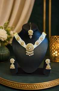 Conjunto de collar de perlas Royal Kundan con pendientes Jhumka y Mang Tikka, conjunto de joyería nupcial tradicional para mujer - Product Image 5