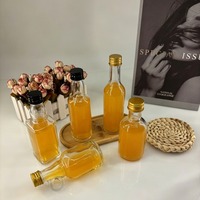 Bouteilles à spiritueux miniatures en verre de 50 ml avec bouchons à vis, formes variées (tête de mort, rondes) pour kits de dégustation et cadeaux de mariage, étiquettes personnalisées