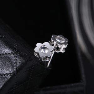 Orecchini a Perno con Fiore, Zircone Bianco Taglio Brillante Rotondo, Montatura a Castone in Lega, Gioiello Unisex, Regalo Carino - Product Image 5