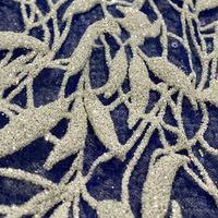 Tissu de dentelle en mousse à paillettes blanches pour la fabrication de robes de soirée fines